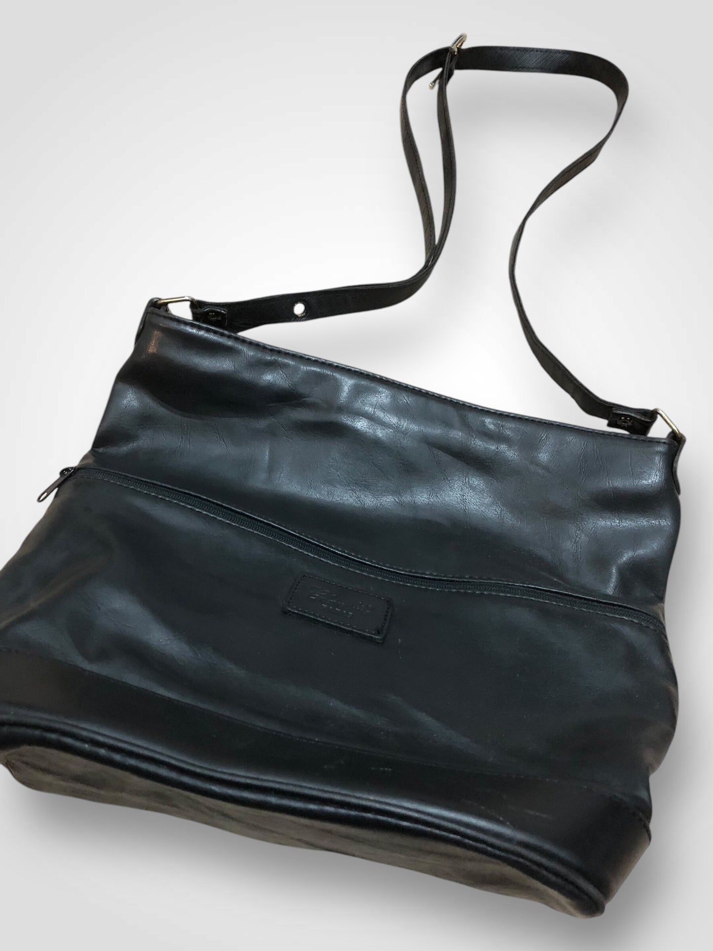 Sac en cuir vintage, porté bandoulière ou épaule